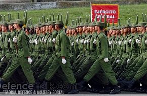 Cuban soldiers parade - News Pictures