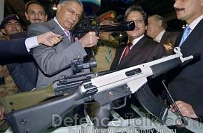 PM inspects a gun - IDEAS 2006, Pakistan