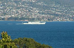 HMAS Darwin FFG 04 entering Hobart