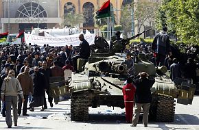 Free Libyan Army T-72 tank, protesters