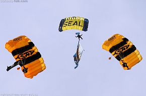 US Army Golden Knights - US Navy Leap Frogs