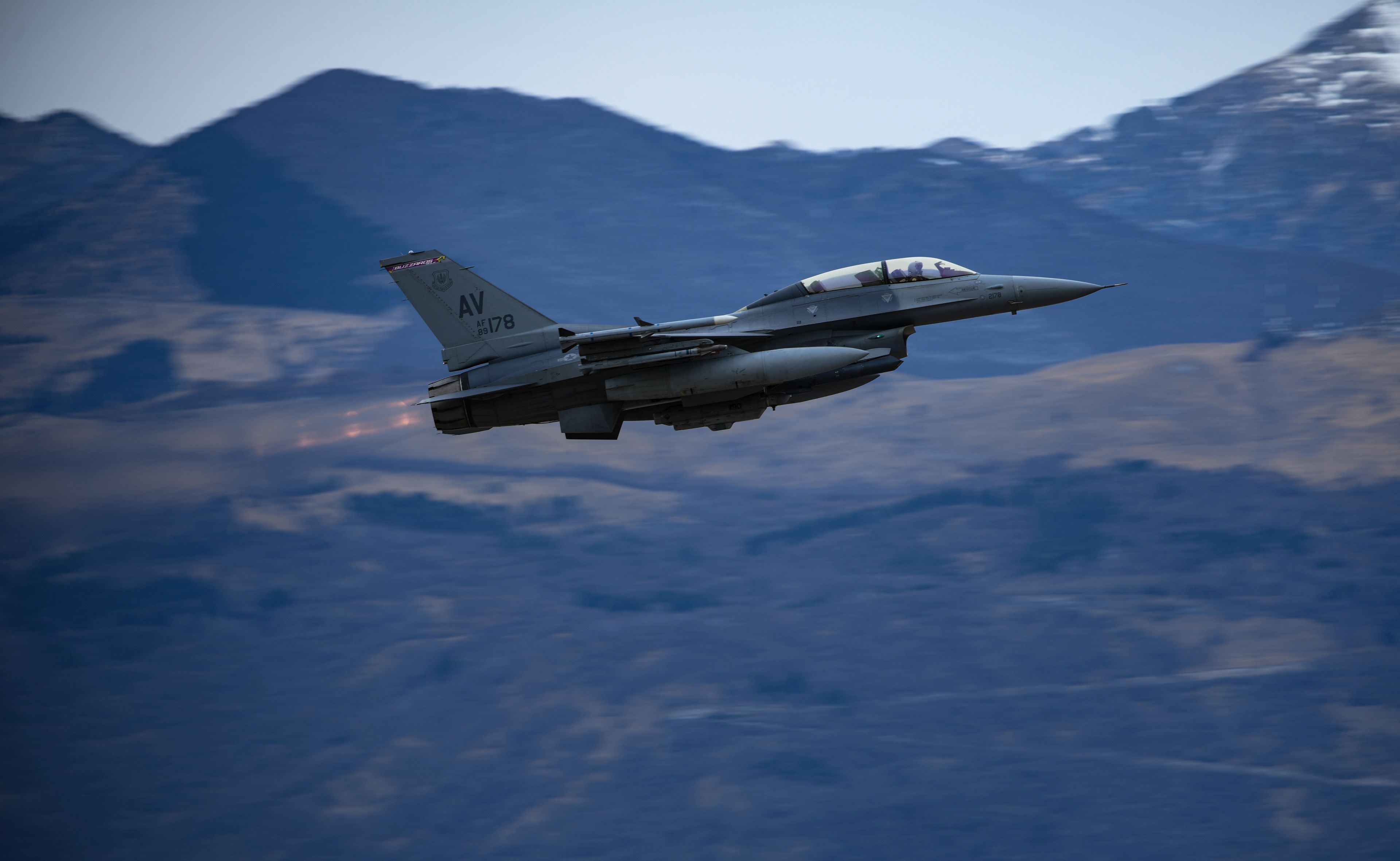 F-16 Fighting Falcon takes off