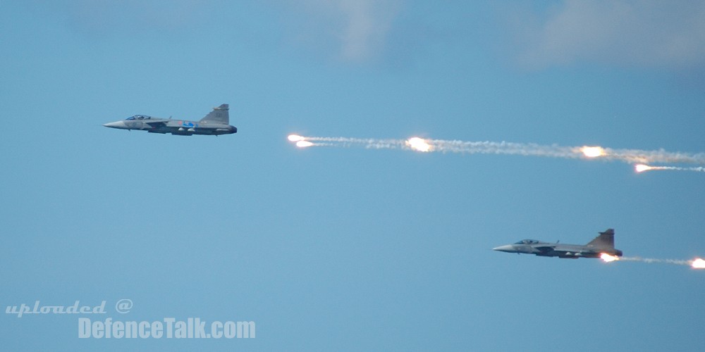 Gripen fighters fires IR-flares - SwAF