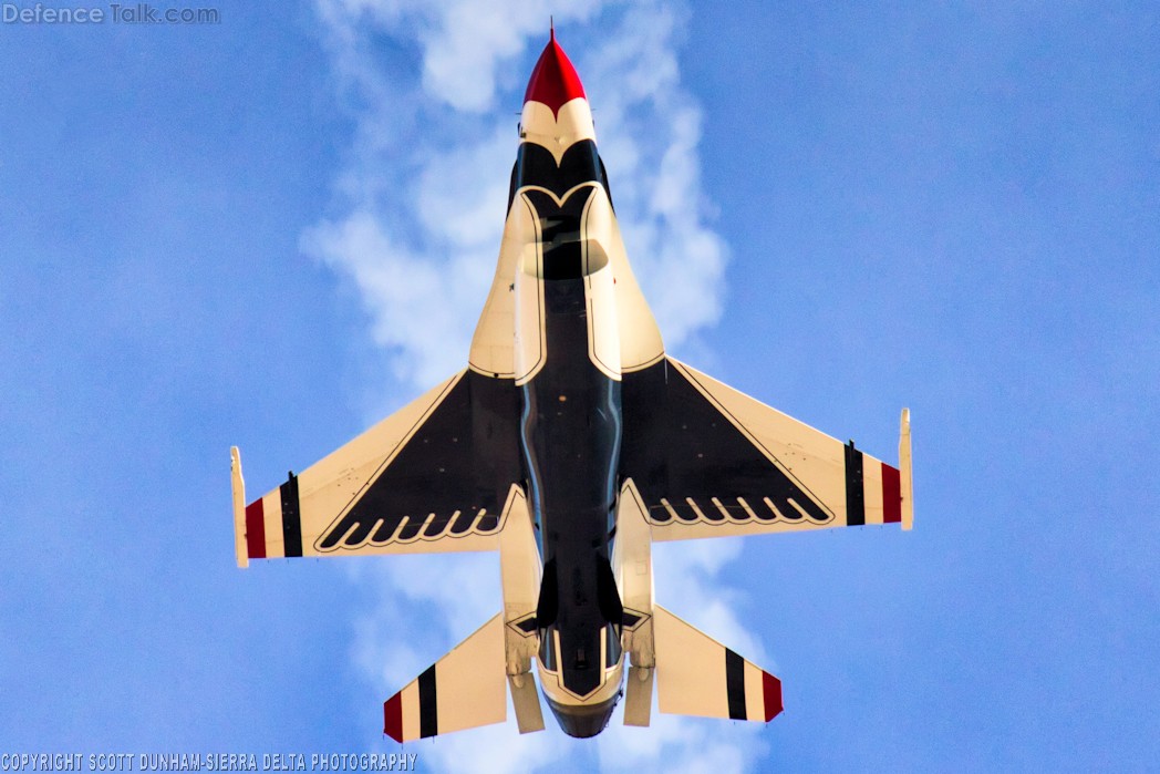 USAF Thunderbirds Flight Demonstration Team F-16 Viper