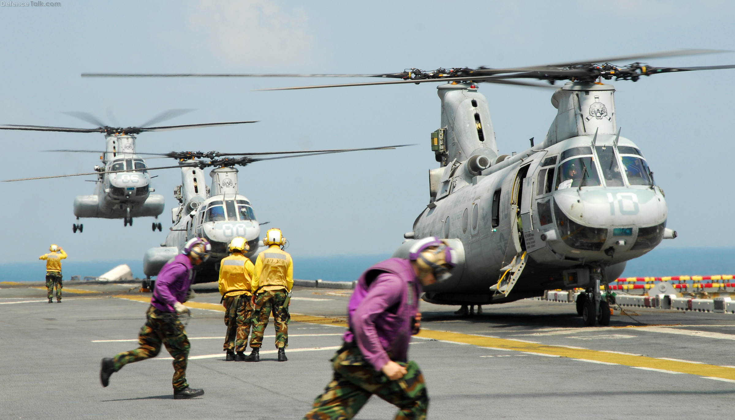 USMC CH-46E Sea Knight helicopters