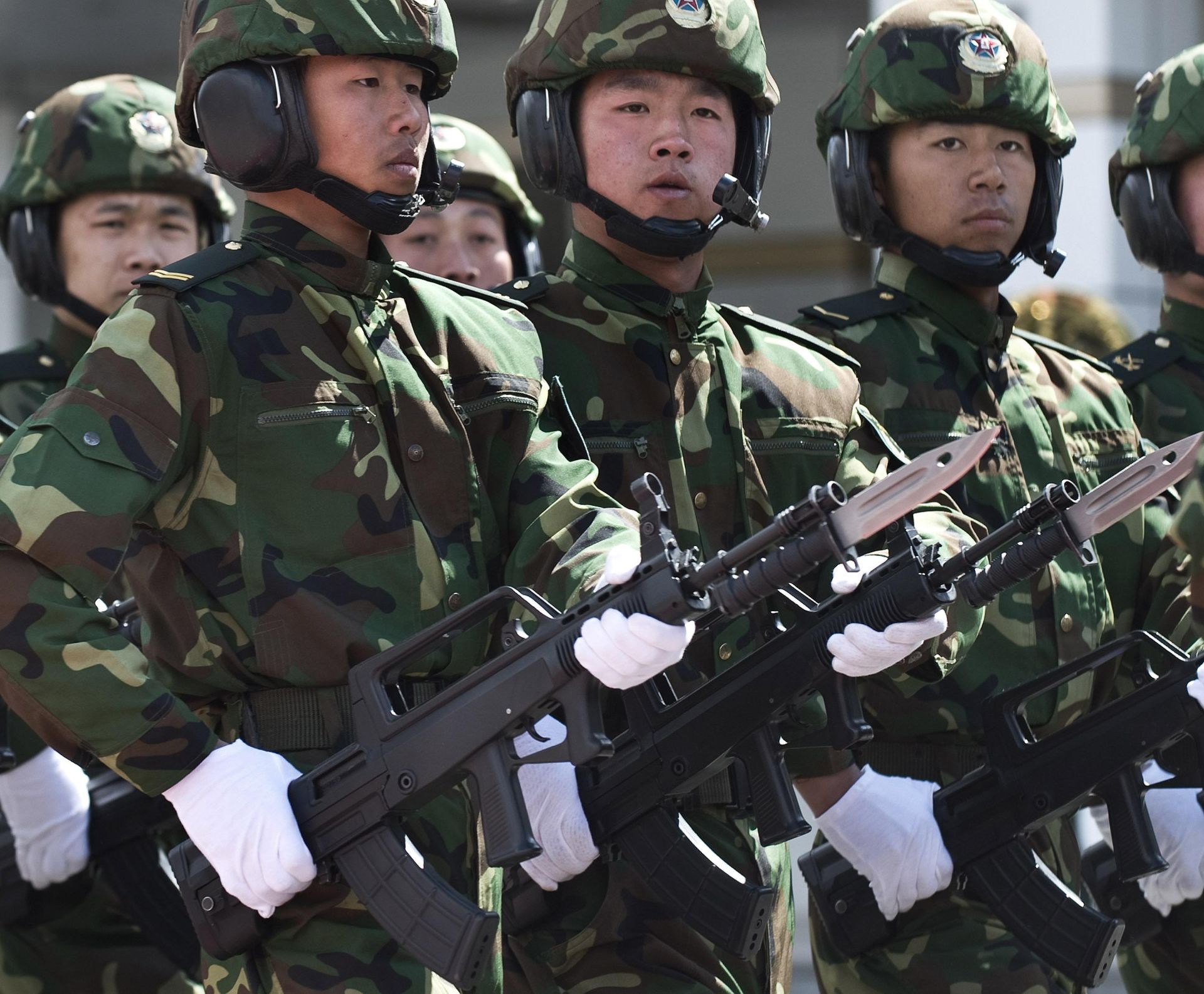 china-pla-rifles-soldiers.jpg