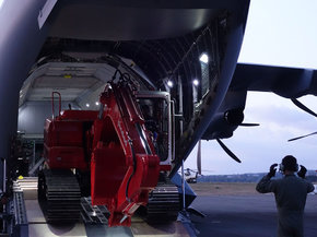 Airbus_Foundation__unloading_excavator_in_Palu_1024.jpg