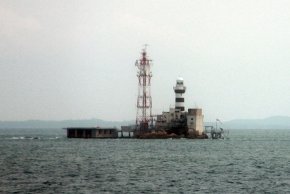 Pedra_Branca_and_Horsburgh_Lighthouse.jpg