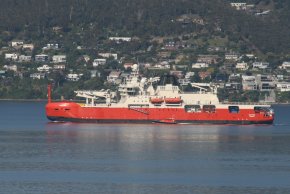 Nuyina heading for drills in Derwent with pilot boat alongside 291121.JPG