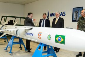 1280px-Ministro_da_defesa_Visita_Fábrica_da_AVIBRAS_(30956478148).jpg