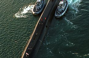 HM SUBMARINE VICTORIOUS ENTERING BREST.