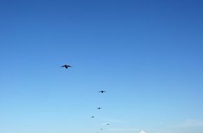 Formation of 17 C-17 Globemaster III - US Air Force