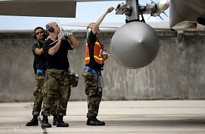 Valiant Shield 2006 - Weapons maintainers remove a targeting pod from an F-