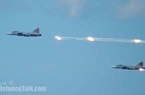 Gripen fighters fires IR-flares - SwAF