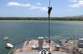 Australian Diving Team One rope out of a SH-60