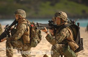 Soldiers use their M-16 rifles, RIMPAC 2006
