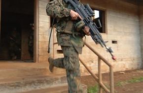 US Marine runs for cover - Rimpac 2006, Naval Exercise