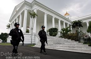 Indonesian soldiers patrol - News Pictures