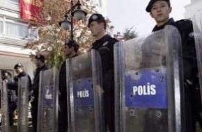 Riot police take positions - News Pictures