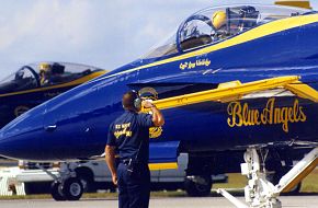 Blue Angels - salute from lineman