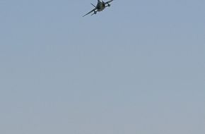 Australia Day 26/1/07 FA-18 flypast Port Phillip Bay Melbourne