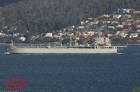 HMAS Sirius leaving Hobart 8 May 2007