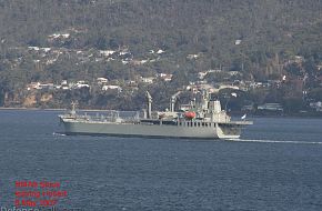 HMAS Sirius leaving Hobart 8 May 2007