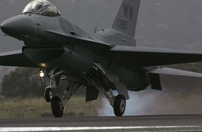 USAF F-16 landing - Avalon Air Show