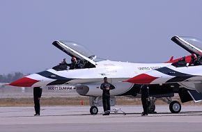 USAF Thunderbirds Flight Demonstration Team F-16 Falcon