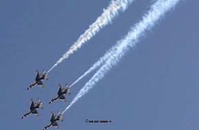 USAF Thunderbirds Flight Demonstration Team F-16 Falcon