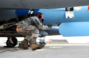 F-16 Fighting Falcon final checks