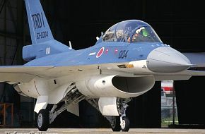 Mitsubishi F-2 taxing