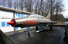 MiG-21UM