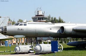 Tu-16R