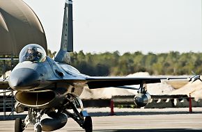 F-16 Taxis - Strike Fighter Wing