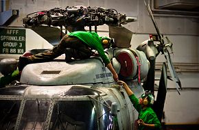SH-60 helicopter - Aviation mechanics perform maintenance