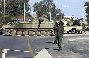 pro-Gadhafi Libyan Army 2S1 Gvozdika SPG