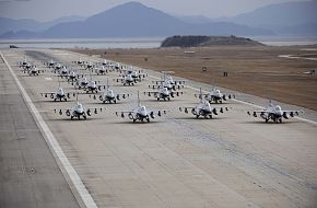 F-16 Fighting Falcons âelephant walkâ formation