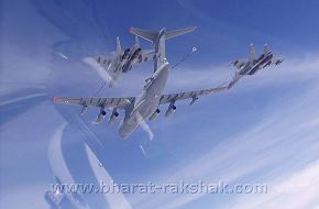 Il-78MKI refuelling Su-30s