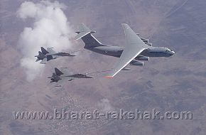 Il-78MKI refuelling Su-30s