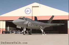 F35C saindo de um hangar