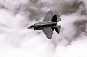 F35C spbre as nuvens