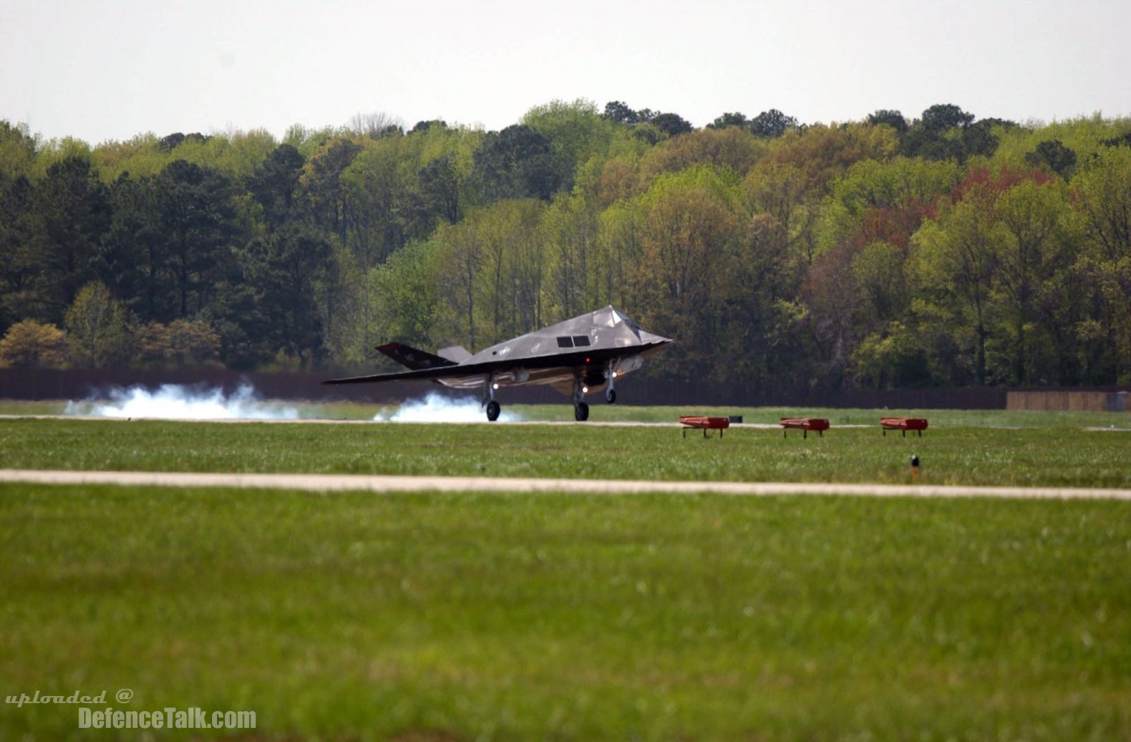 F117 Nighthawk landing United States Air Force (USAF) DefenceTalk