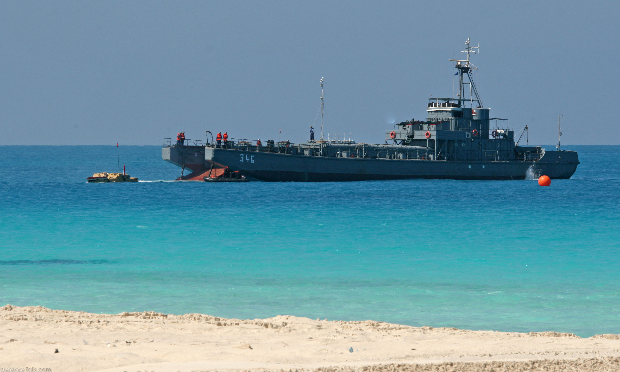 A landing craft, air cushion (LCAC) from Assault Craft Unit (ACU) 4