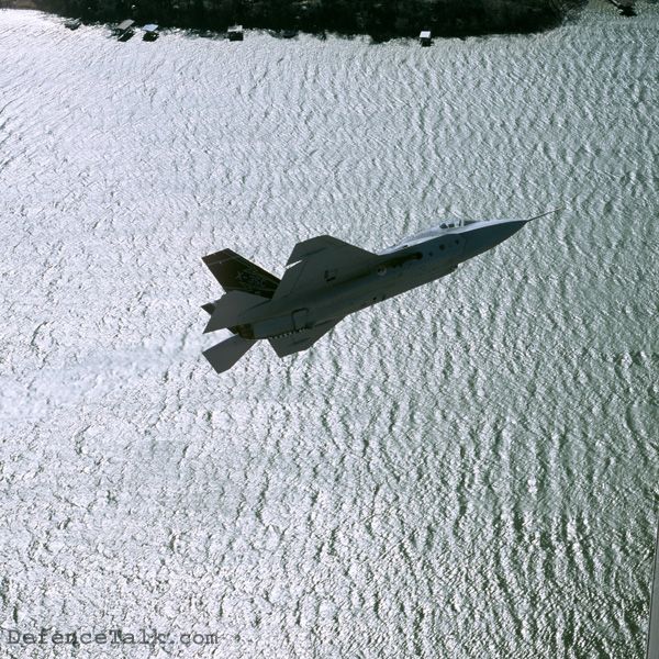 bela tomada de um F35C sobre o mar