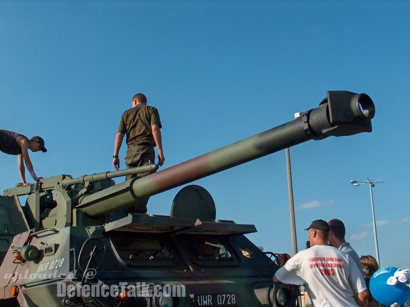 Dana wheeled 152mm self-propelled artillery - Polish Army