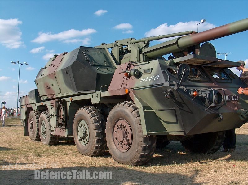 Dana wheeled 152mm self-propelled artillery - Polish Army