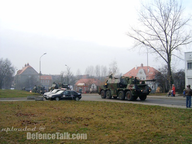 Dana wheeled 152mm self-propelled artillery - Polish Army