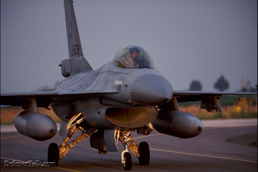 f-16 falcon dutch on italian base