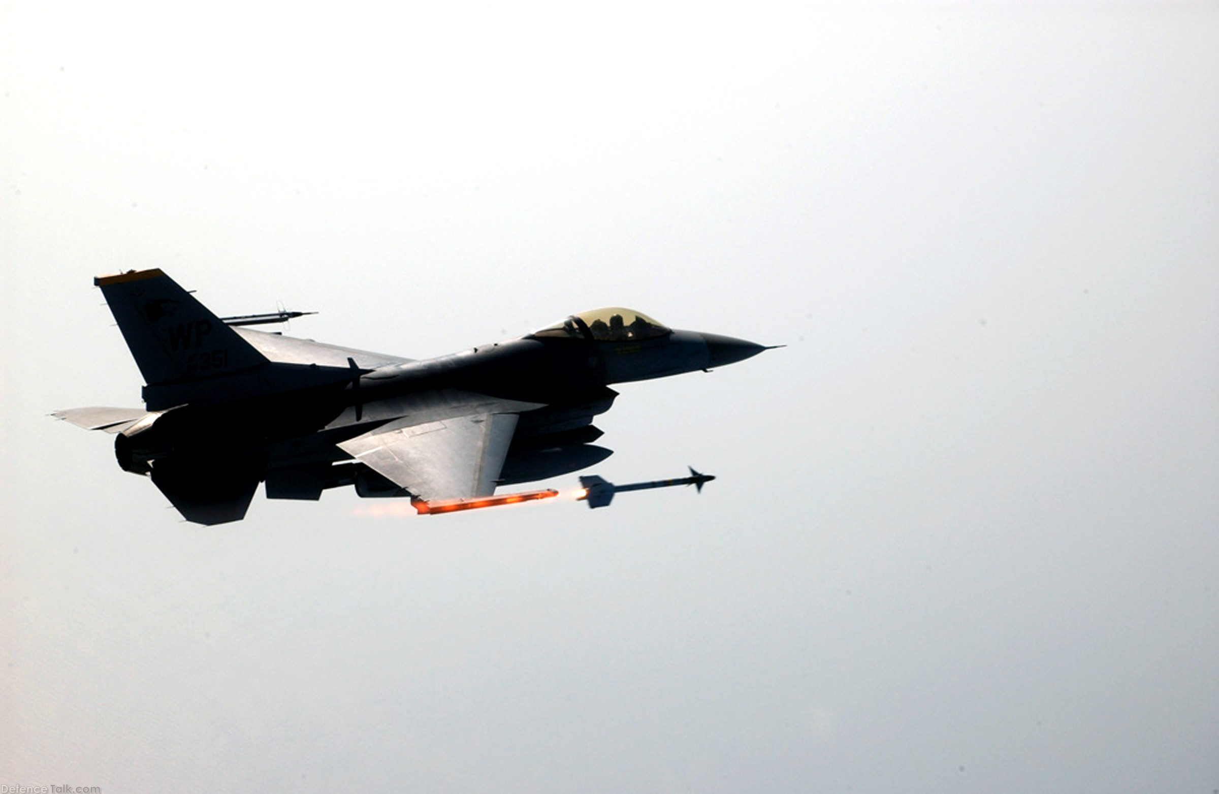 F-16 Fighting Falcon pilot fires